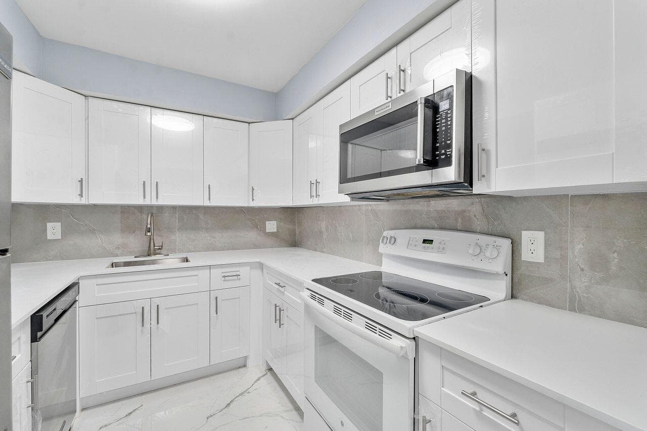 9960 Pineapple Tree Drive 107, Boynton Beach, FL 33436 — photo 1 of 35
