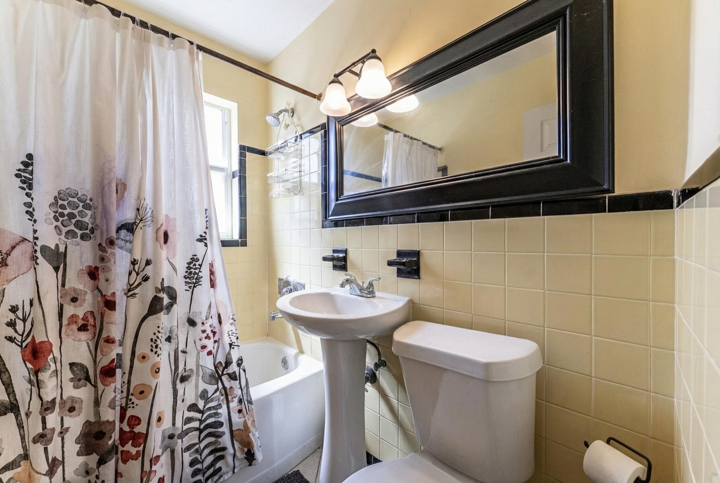 137 W 34th Street, Riviera Beach, FL 33404 — photo 10 of 26
