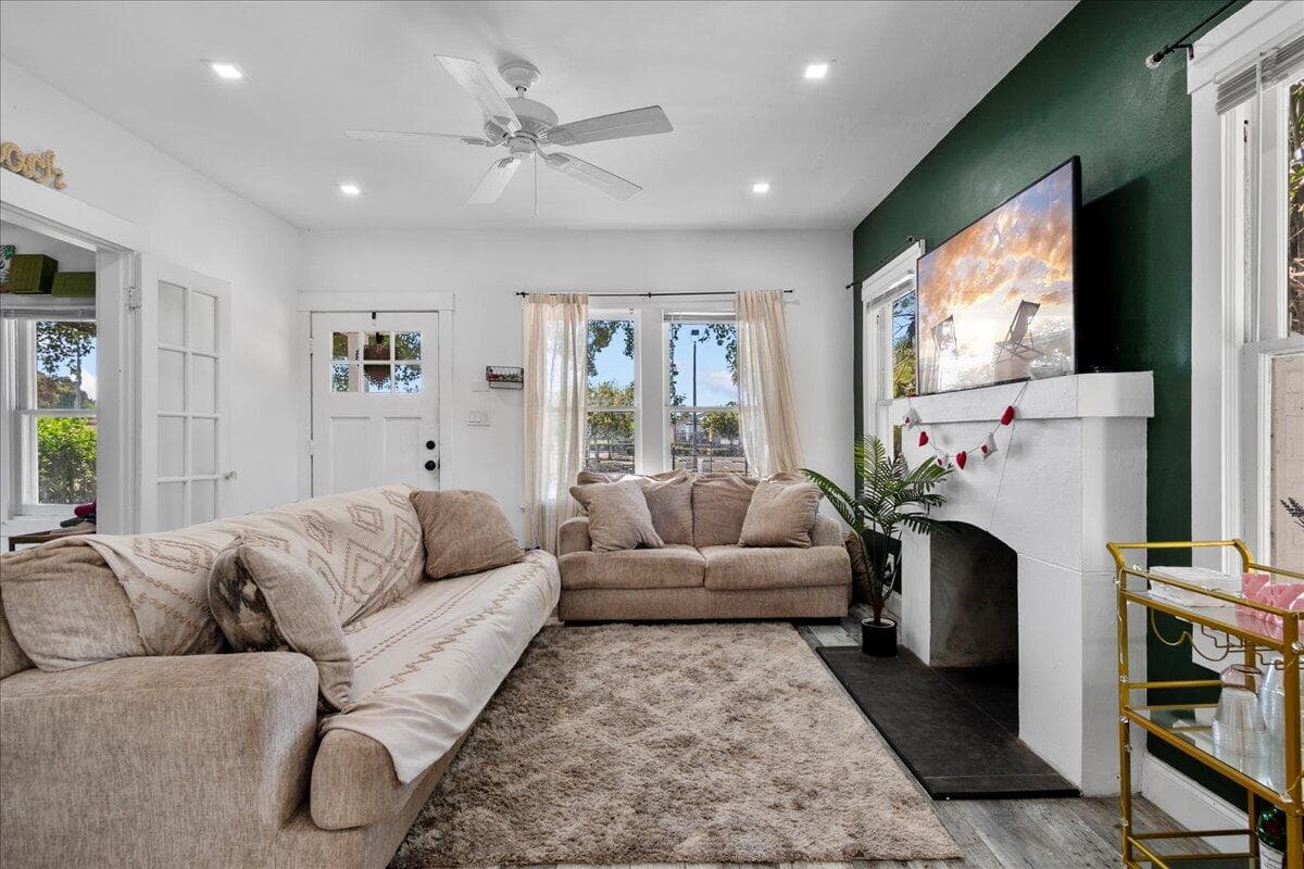 815 Omar Road, West Palm Beach, FL 33405 — photo 6 of 32