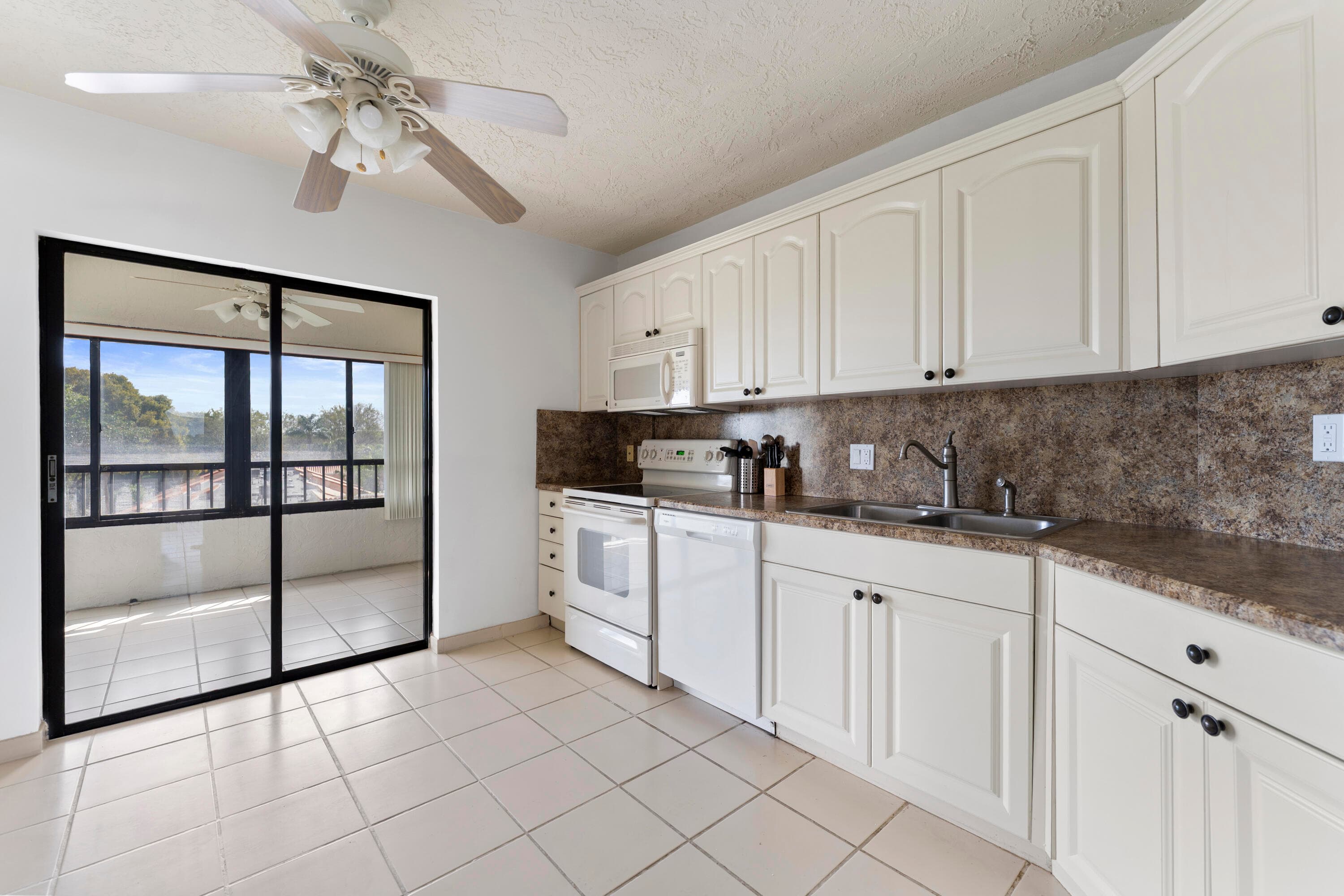 7507 La Paz Boulevard 407, Boca Raton, FL 33433 — photo 9 of 31
