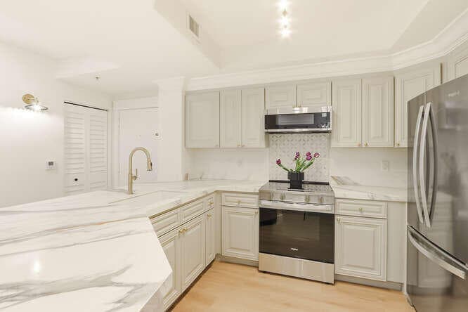 720 S Sapodilla Avenue 304, West Palm Beach, FL 33401 — photo 8 of 32