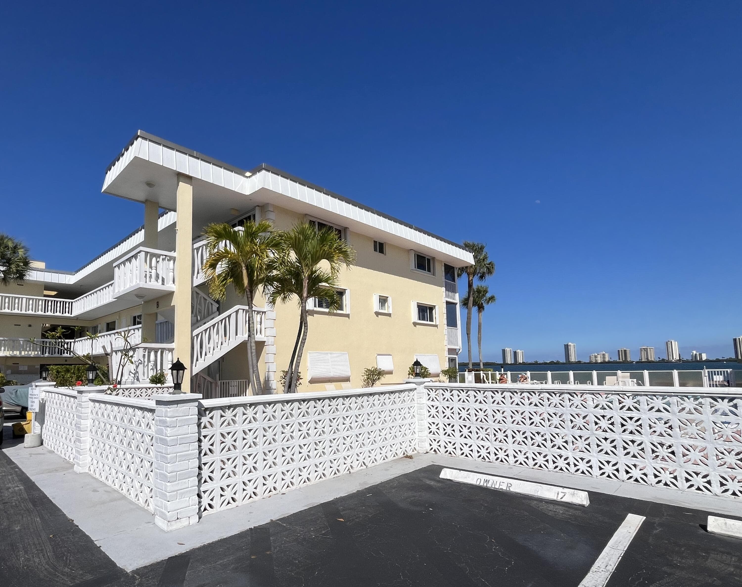 100 Doolen Court 112, North Palm Beach, FL 33408 — photo 1 of 20