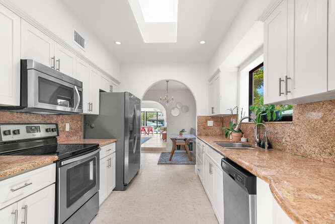 7820 Hawthorne Avenue, Miami Beach, FL 33141 — photo 44 of 52