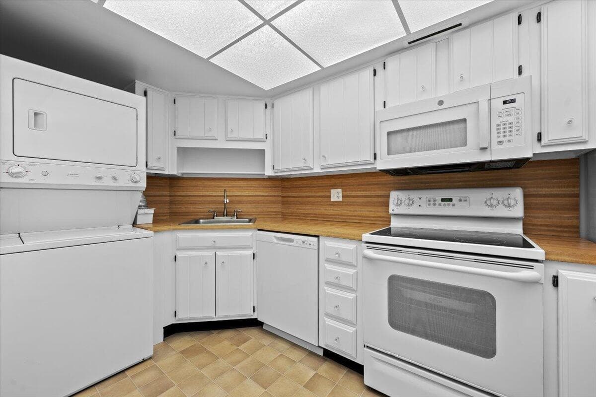 2400 Presidential Way 1005, West Palm Beach, FL 33401 — photo 23 of 38