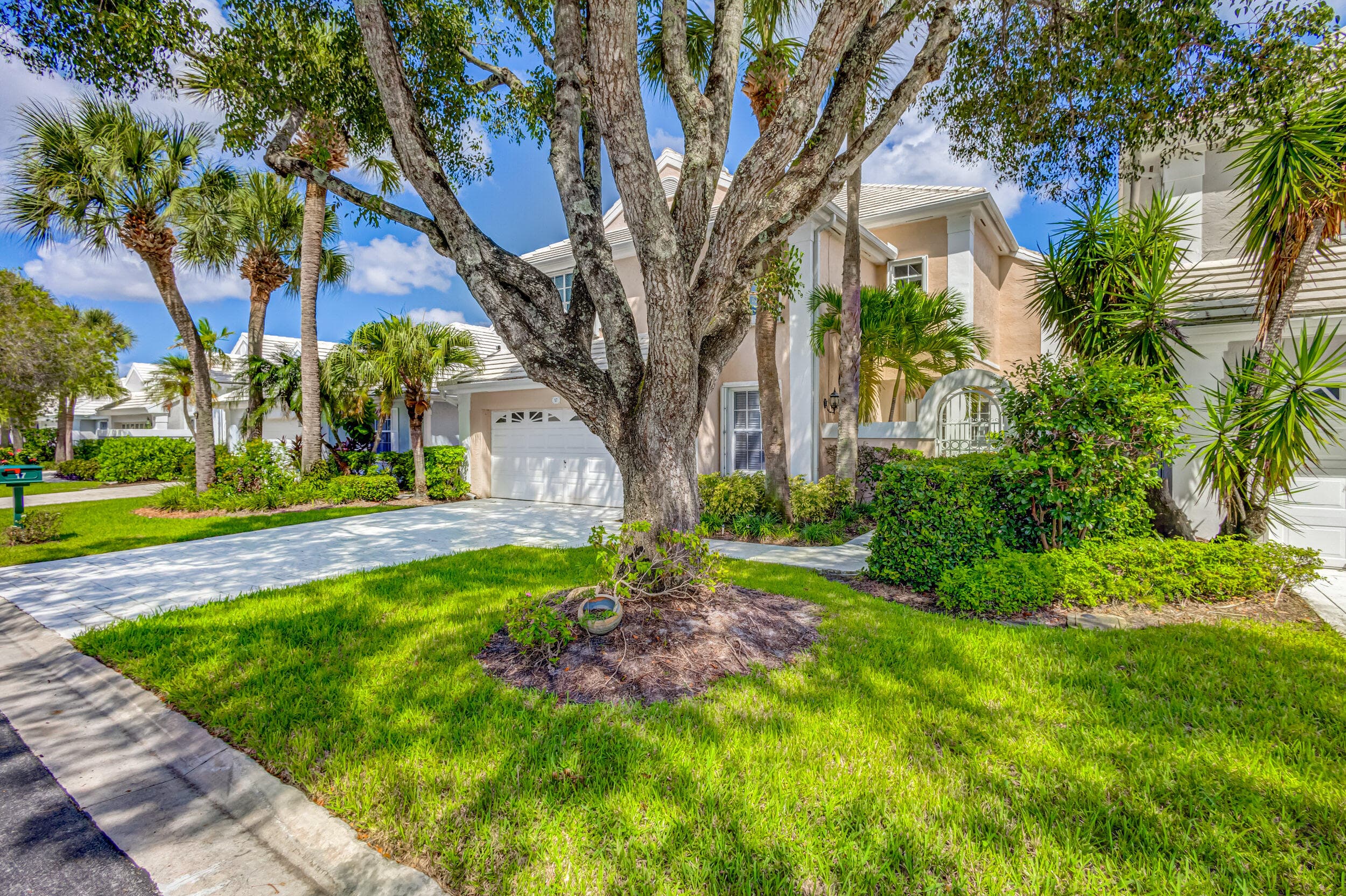 17 Selby Lane, Palm Beach Gardens, FL 33418 — photo 2 of 69