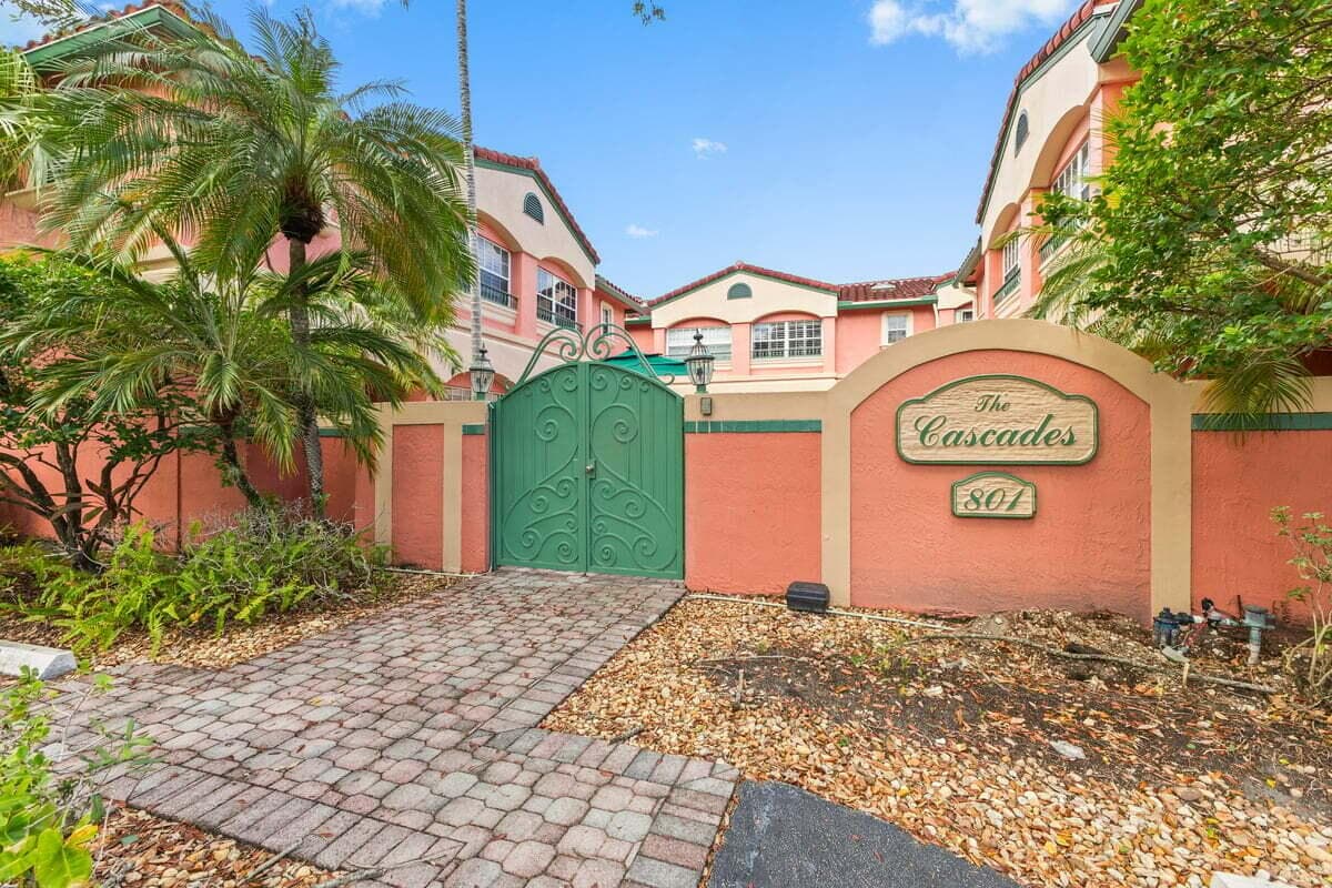 801 NE 1st Street 8, Fort Lauderdale, FL 33301 — photo 1 of 32