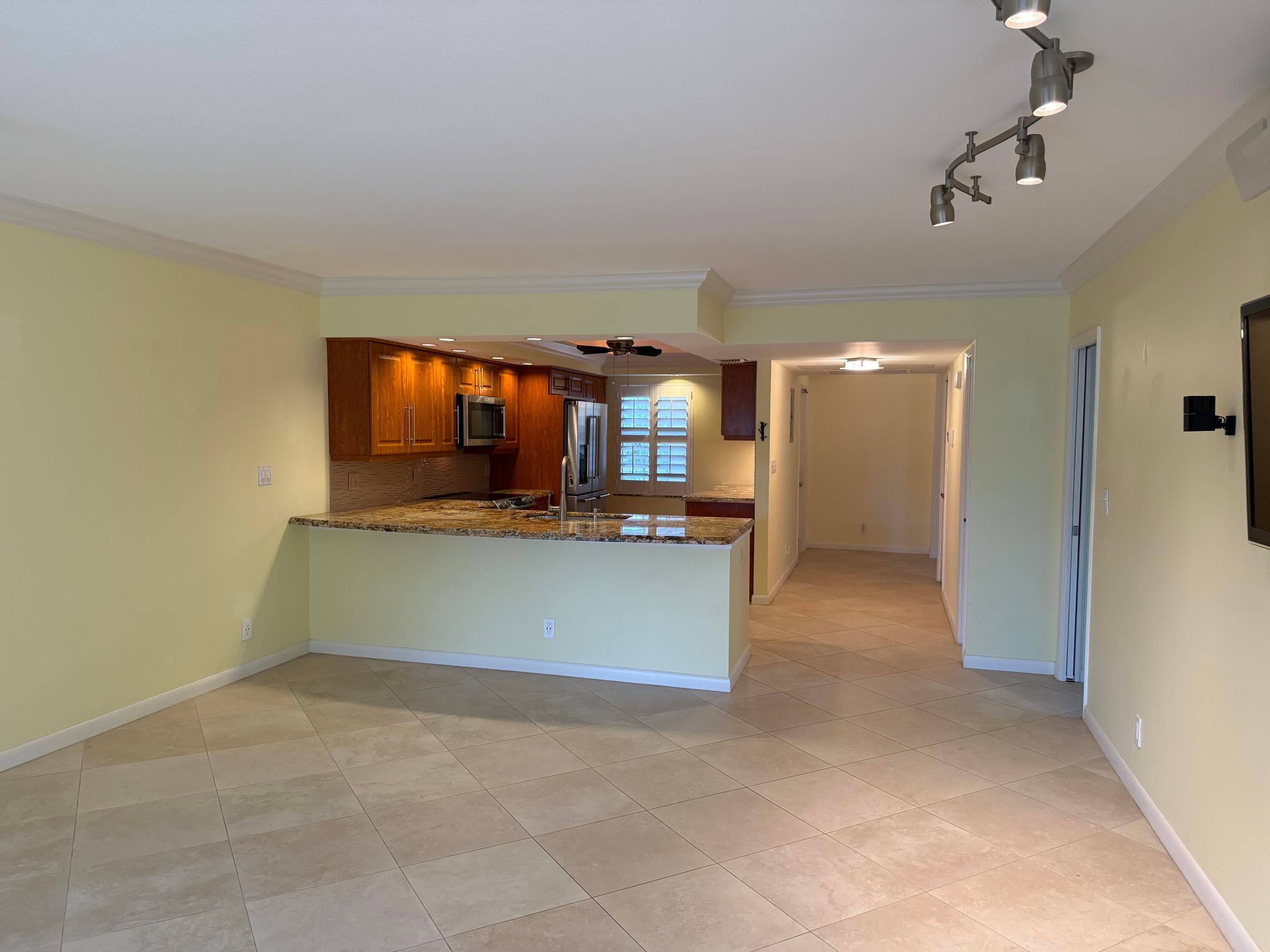 3930 Oaks Clubhouse Drive 408, Pompano Beach, FL 33069 — photo 5 of 17