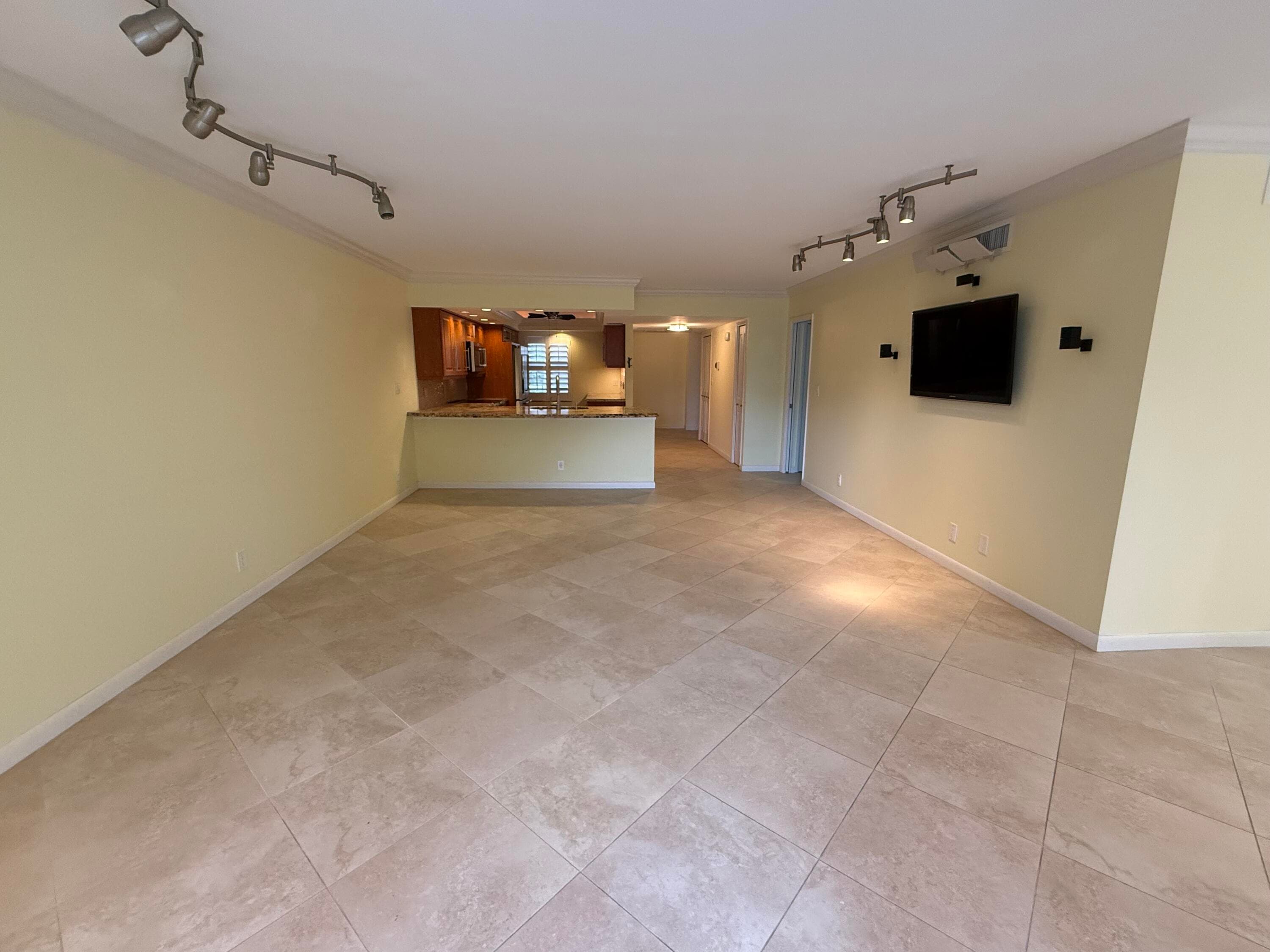 3930 Oaks Clubhouse Drive 408, Pompano Beach, FL 33069 — photo 6 of 17