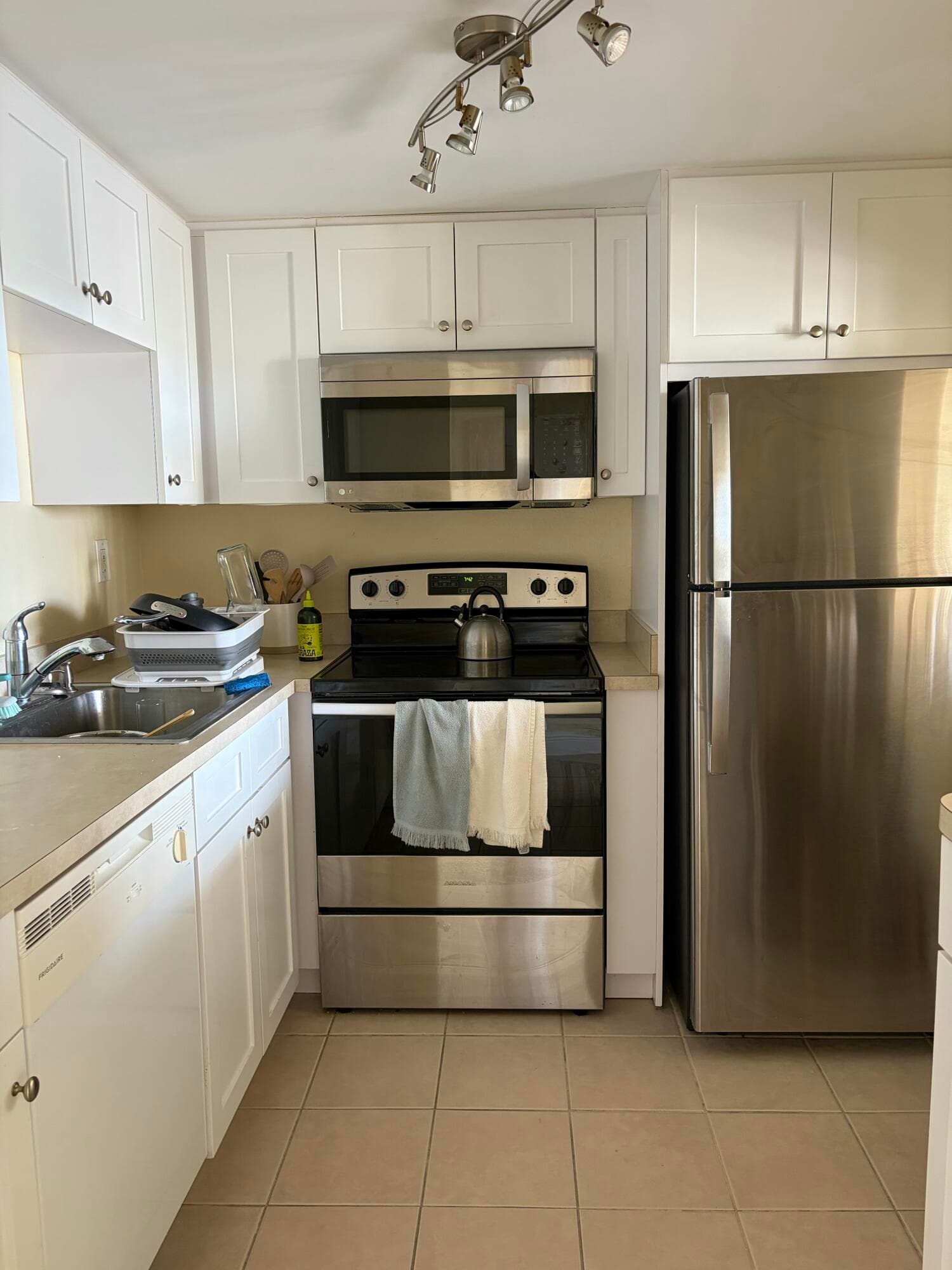 1830 Embassy Drive 506, West Palm Beach, FL 33401 — photo 12 of 18
