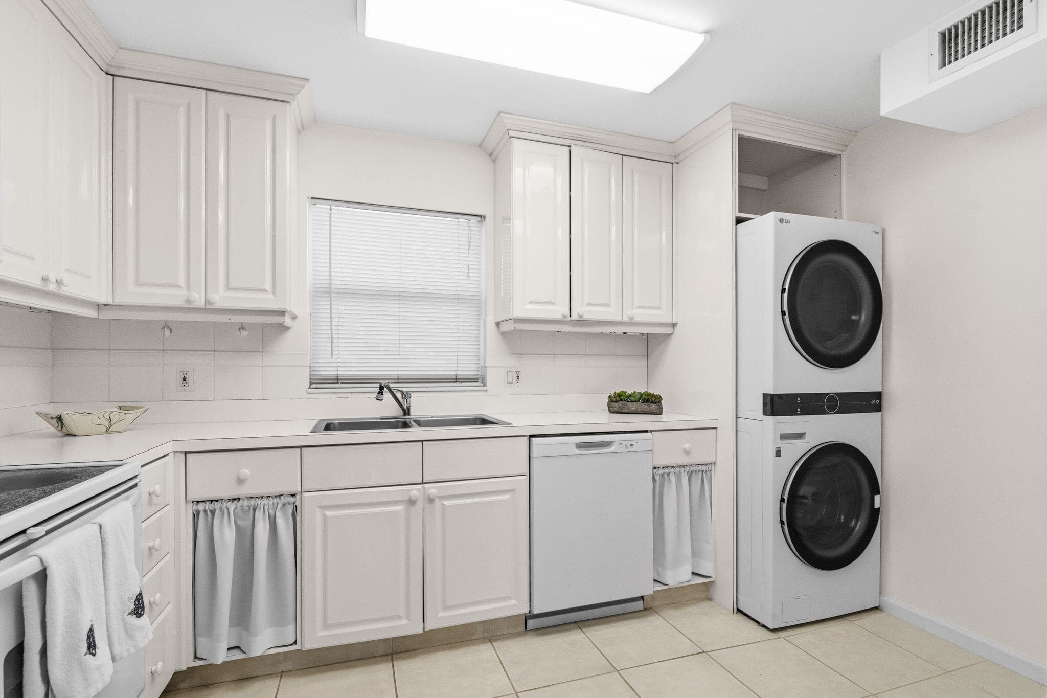 801 Lake Shore Drive 607, Lake Park, FL 33403 — photo 17 of 37