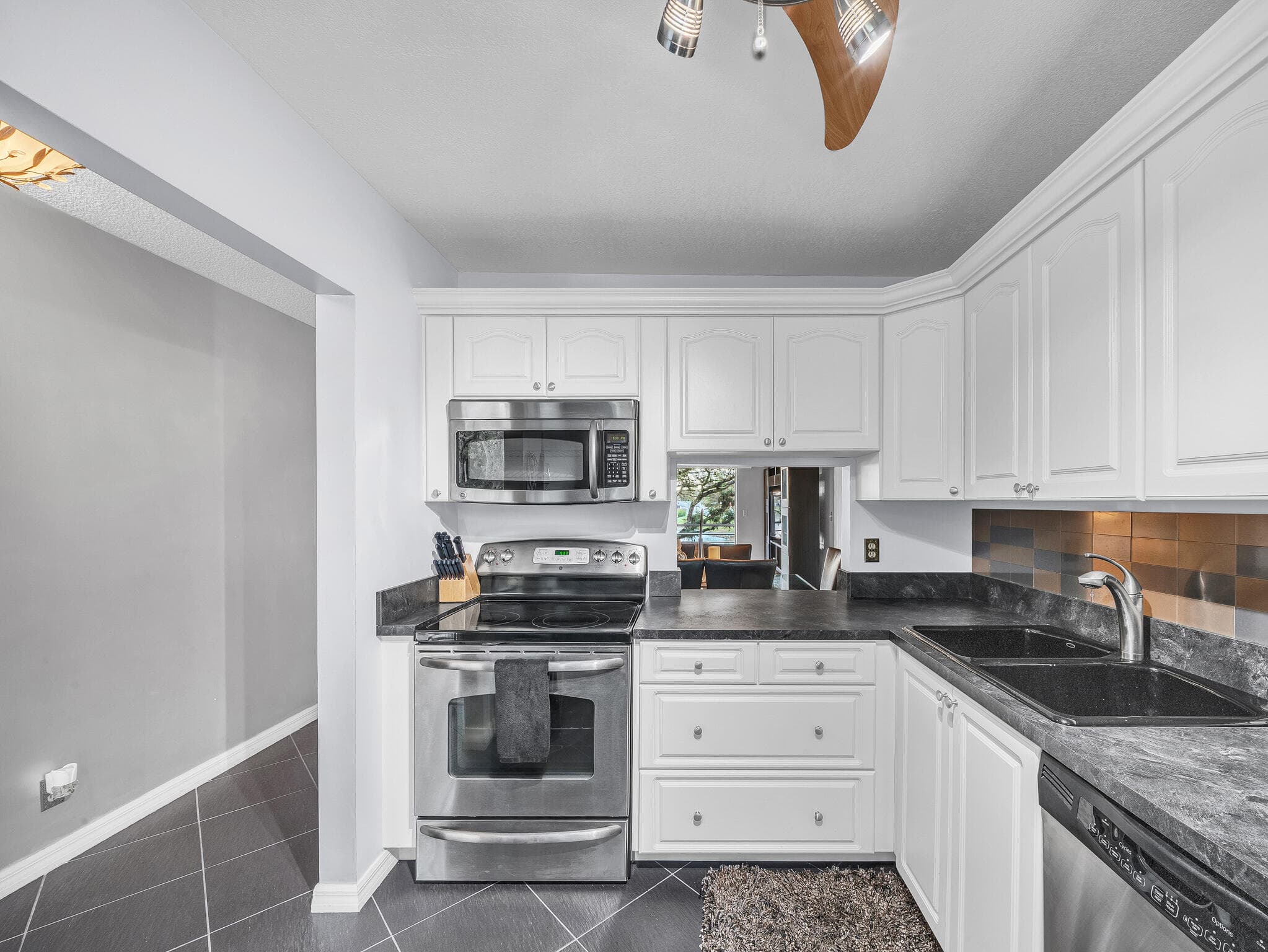 130 Lake Constance Drive, West Palm Beach, FL 33411 — photo 8 of 42
