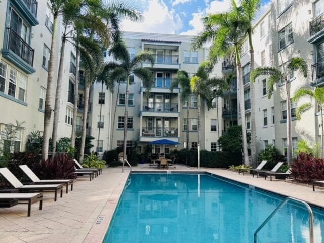 533 NE 3rd Avenue 204, Fort Lauderdale, FL 33301 — photo 1 of 23