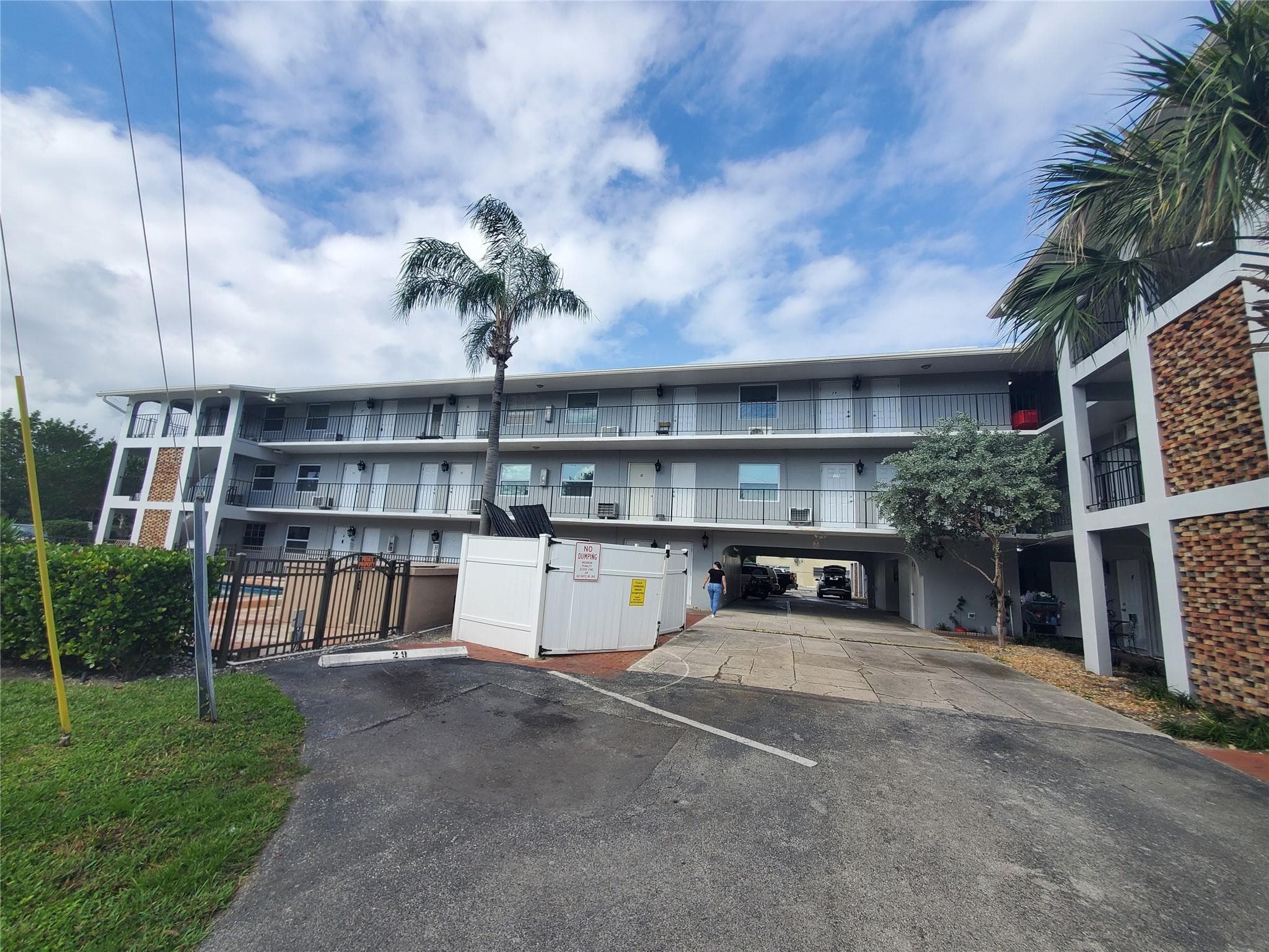 1021 NE 24th Avenue 4, Pompano Beach, FL 33062 — photo 2 of 21
