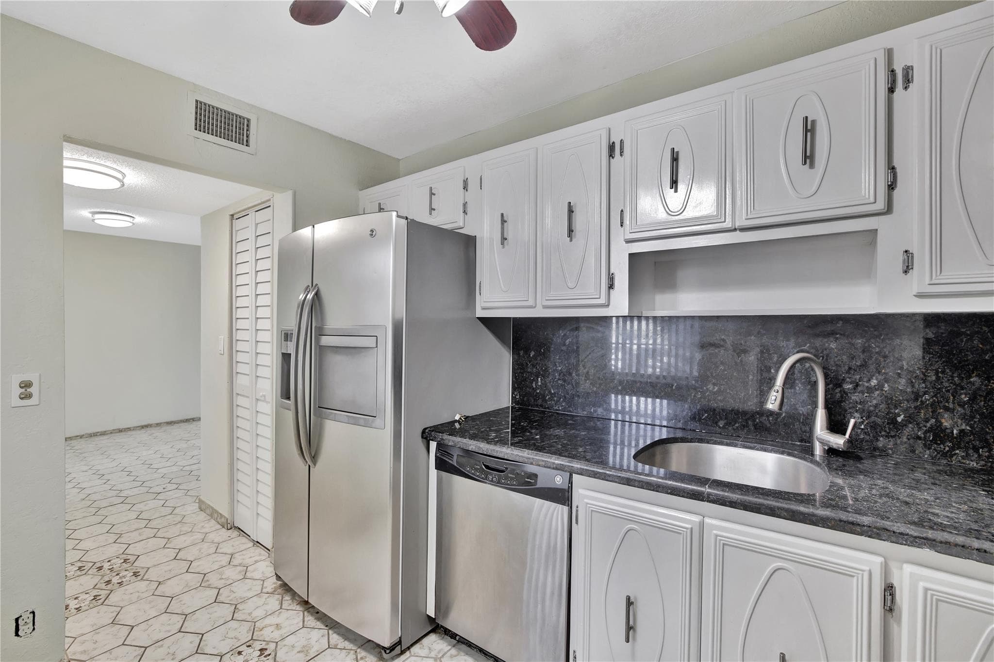 4050 NW 42nd Avenue 312, Lauderdale Lakes, FL 33319 — photo 8 of 34