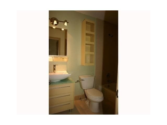 Condominium in Fort Lauderdale — photo 2 of 3