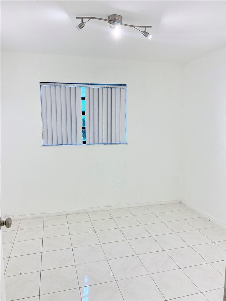 2790 W 60th Street 32, Hialeah, FL 33016 — photo 6 of 10