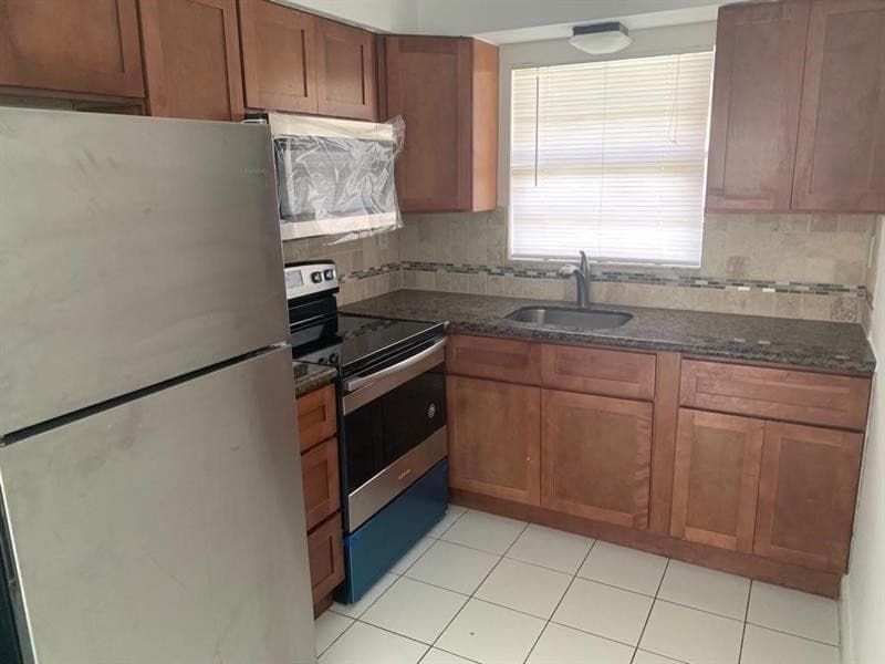 1916 SW 11th Street 11, Fort Lauderdale, FL 33312 — photo 2 of 5