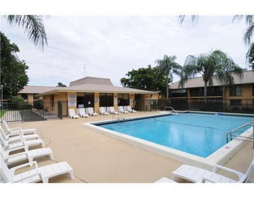 5911 Washington Street 102, Hollywood, FL 33023 — photo 17 of 23