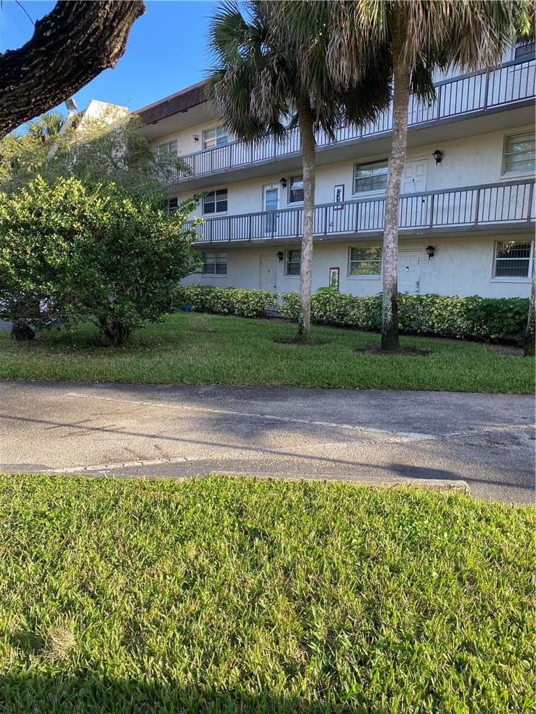Condominium in Plantation — photo 1 of 7