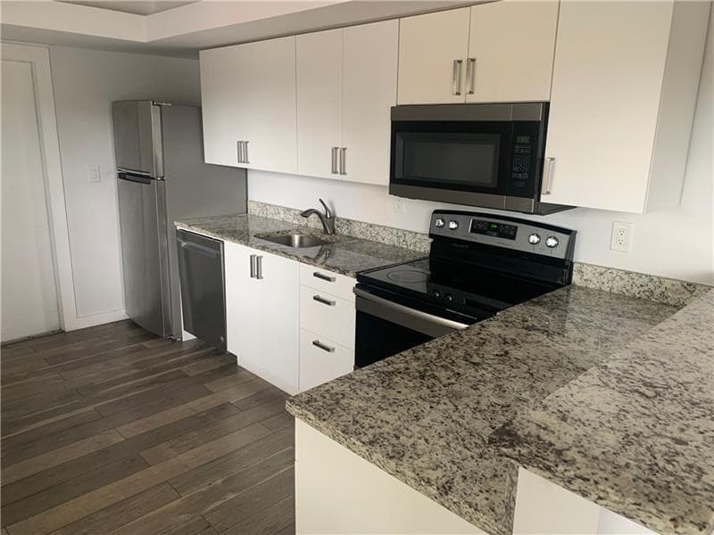 Apartment in Fort Lauderdale — photo 3 of 12