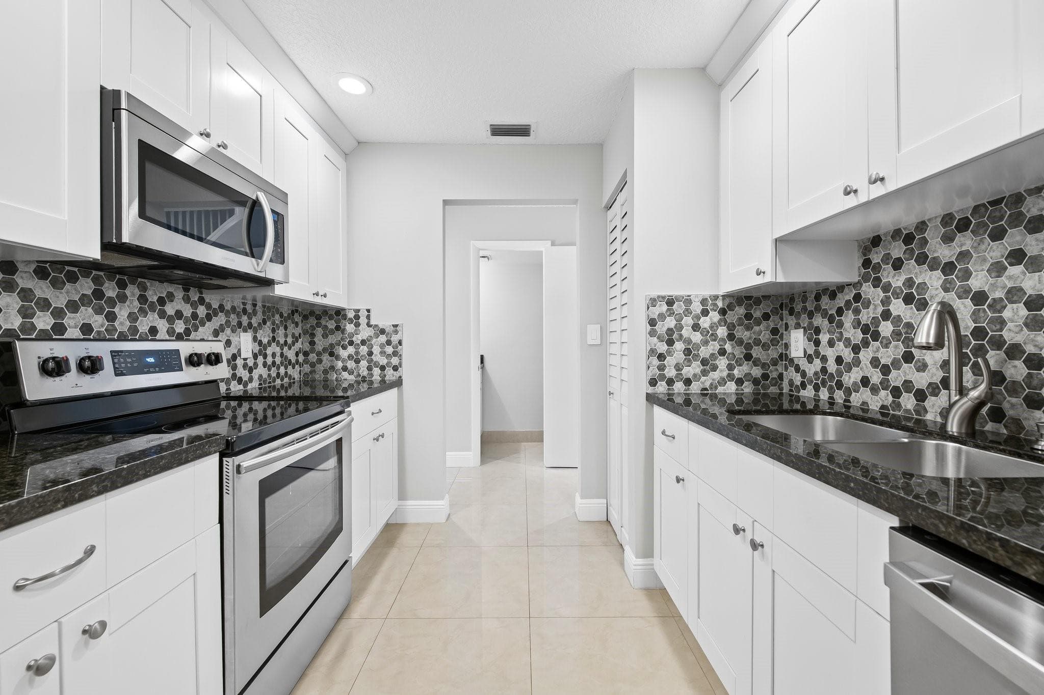 2127 NE 11th Avenue, Wilton Manors, FL 33305 — photo 8 of 24