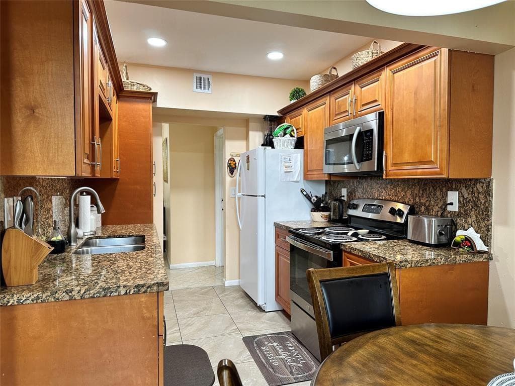 Condominium in Lauderhill — photo 15 of 33