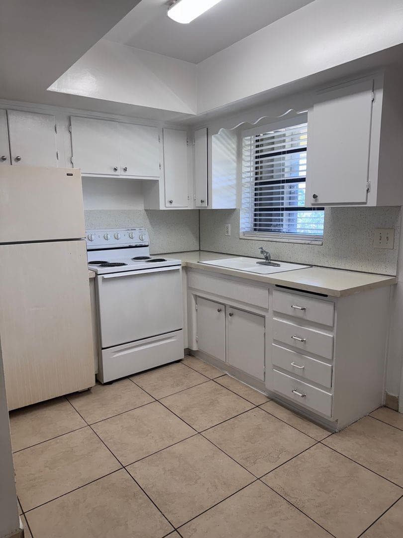 890 NW 39th Street 2, Oakland Park, FL 33309 — photo 3 of 9