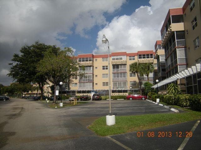 410 NW 68th Avenue 301, Plantation, FL 33317 — photo 2 of 4