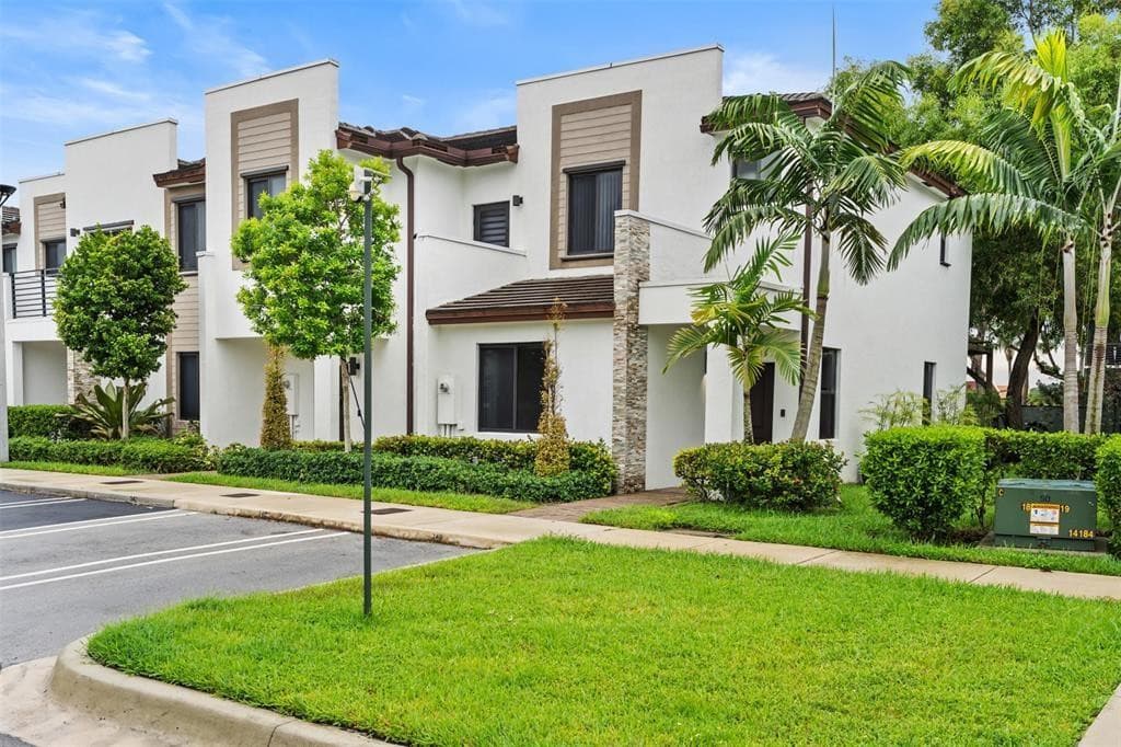 340 NE 208th Terrace 340, Miami, FL 33179 — photo 3 of 38