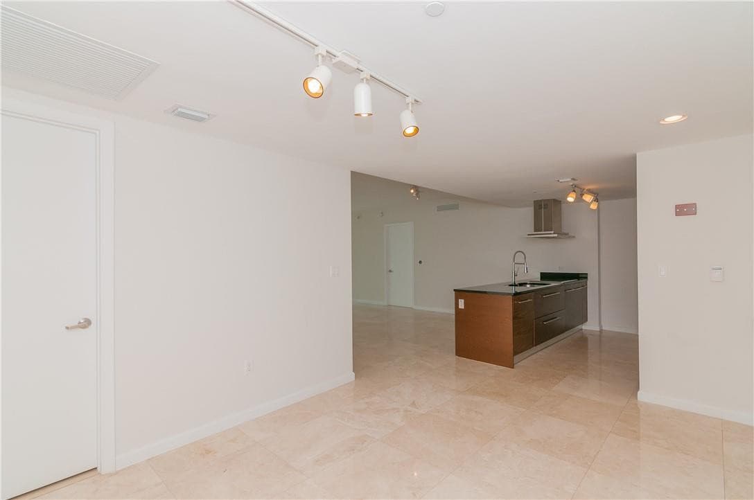 465 Brickell Avenue Bay 419, Miami, FL 33131 — photo 13 of 54
