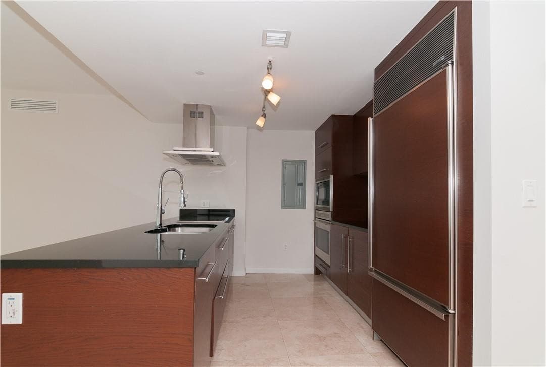 465 Brickell Avenue Bay 419, Miami, FL 33131 — photo 14 of 54