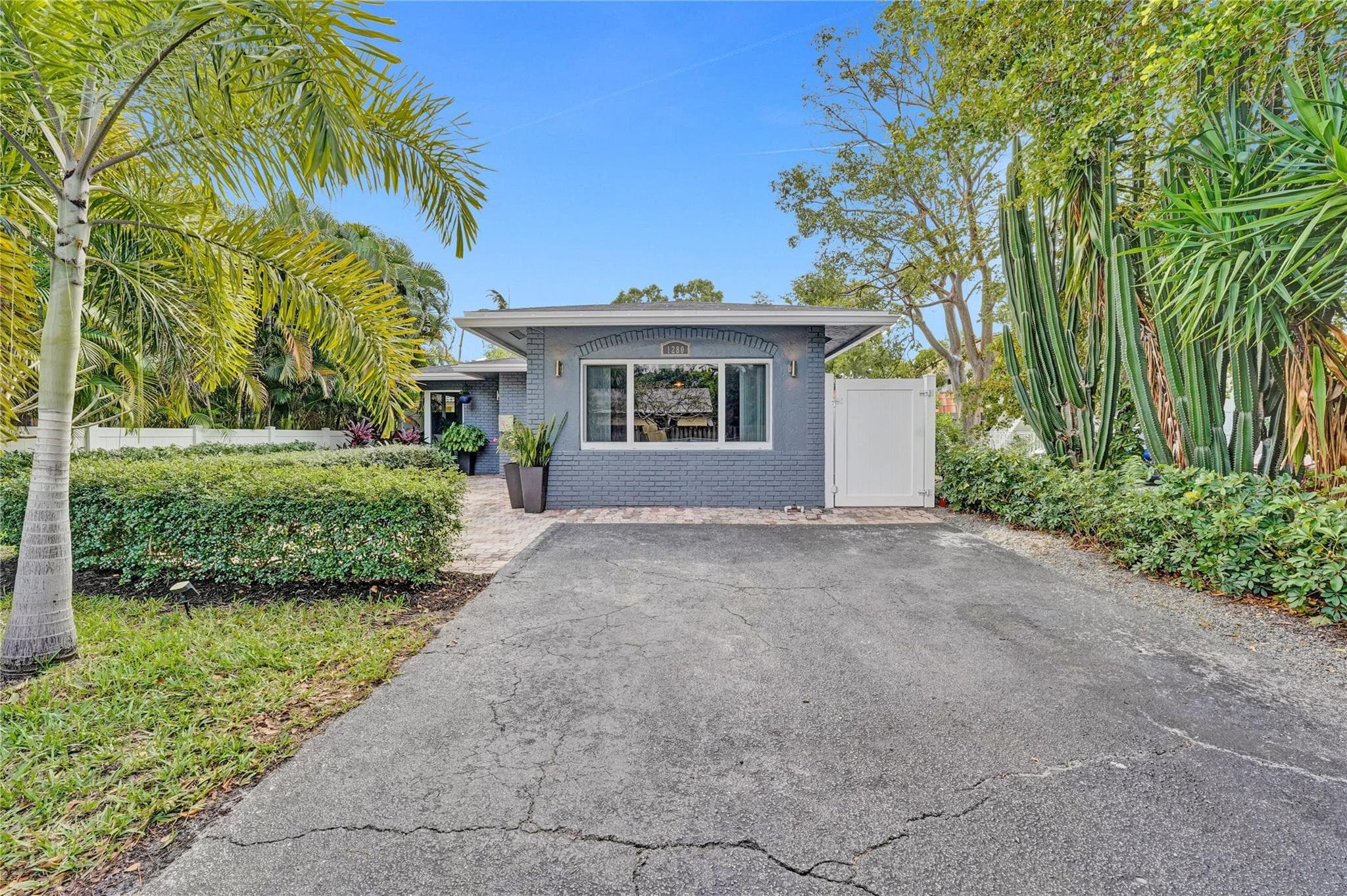 1280 NE 40th Street, Oakland Park, FL 33334 — photo 14 of 43