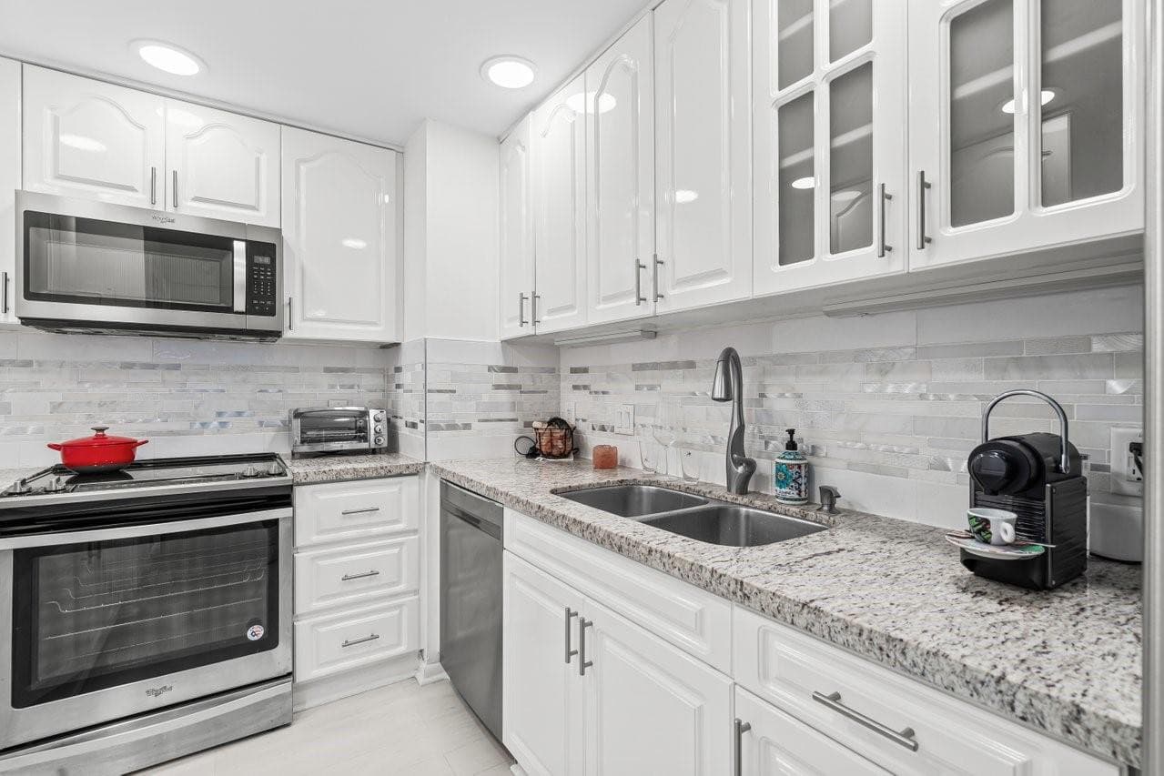 5600 N Flagler Drive 2004, West Palm Beach, FL 33407 — photo 8 of 37