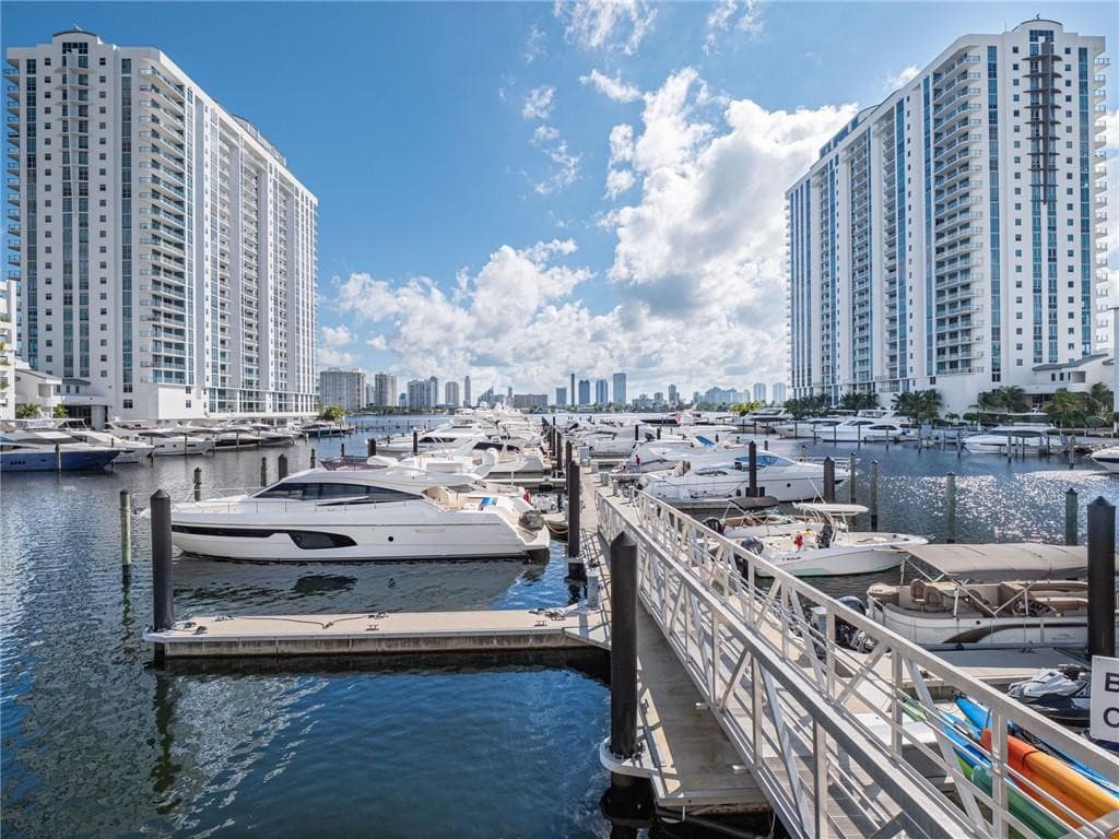 17111 Biscayne Boulevard 2105 + 1 BOAT SLIP 100 ft, North Miami Beach, FL 33160 — photo 1 of 37