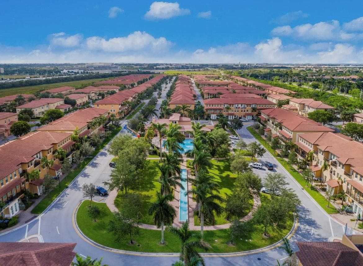 817 SW 147th Avenue 817, Pembroke Pines, FL 33027 — photo 5 of 38