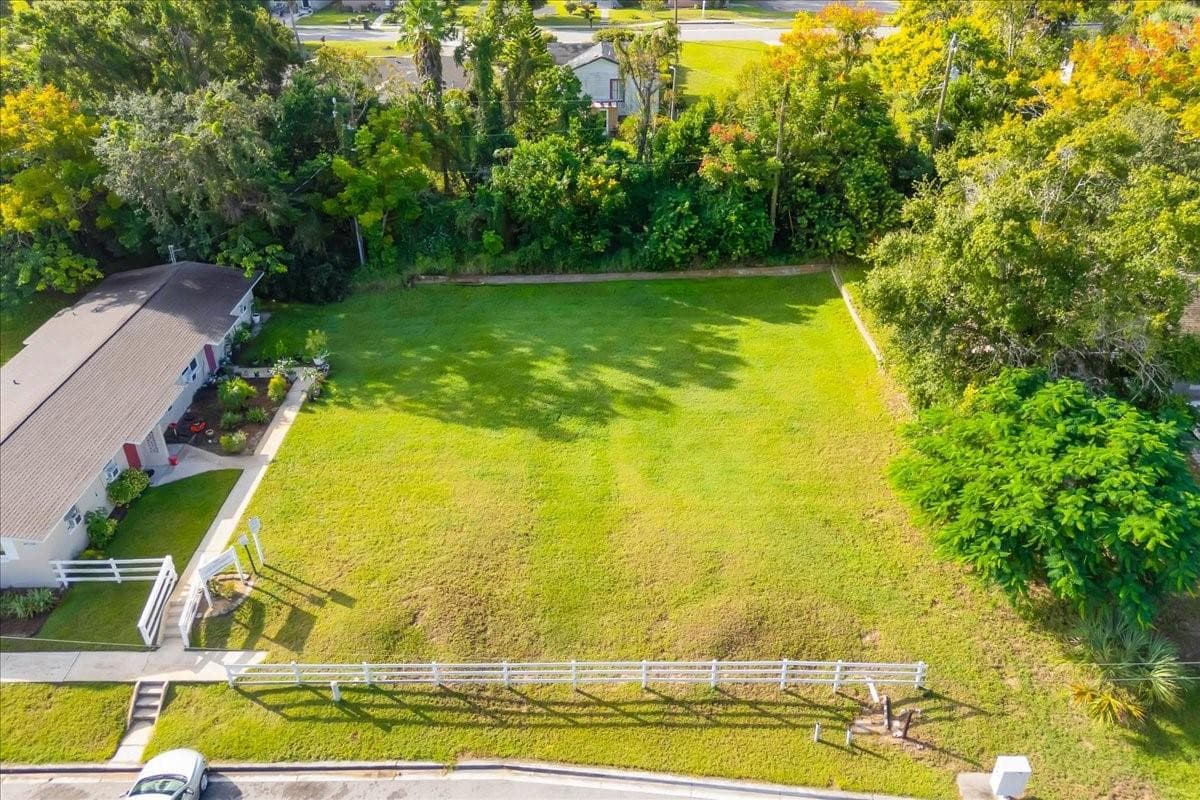 747 Roane Road, FL 34711 — photo 2 of 4