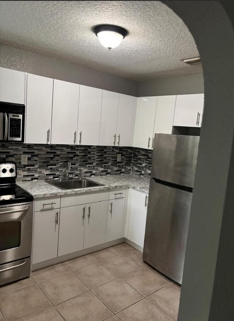 407 SE 3rd Avenue B, Hallandale Beach, FL 33009 — photo 2 of 10