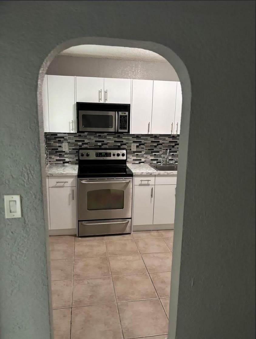 407 SE 3rd Avenue B, Hallandale Beach, FL 33009 — photo 3 of 10
