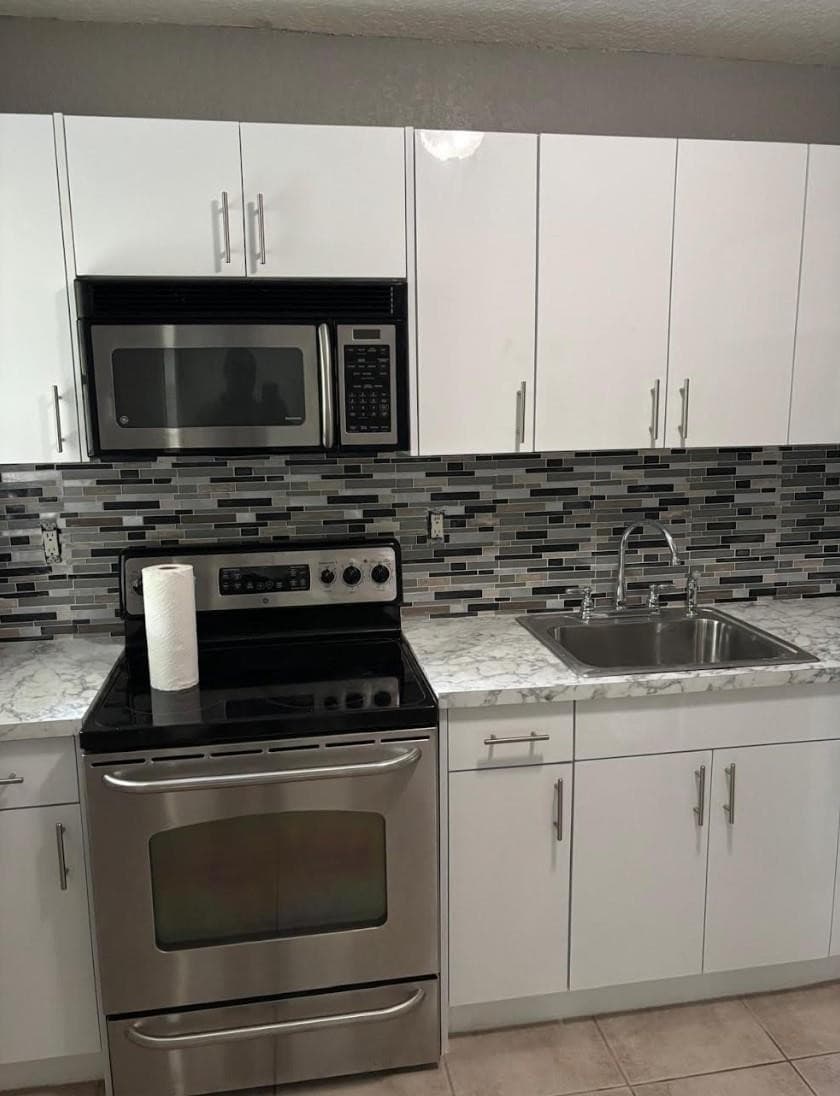 407 SE 3rd Avenue B, Hallandale Beach, FL 33009 — photo 4 of 10
