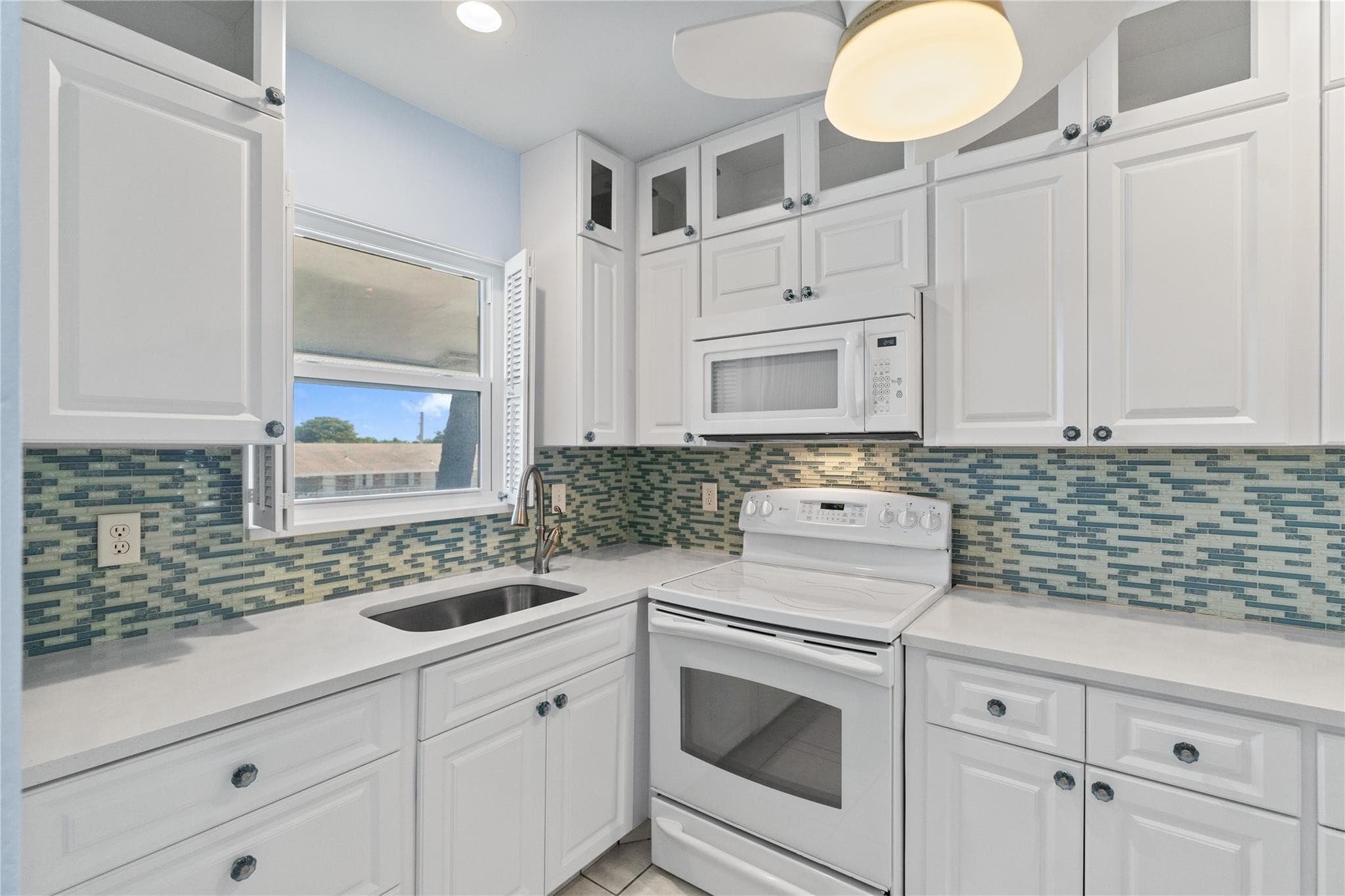2050 NE 39th Street 302E, Pompano Beach, FL 33064 — photo 9 of 36