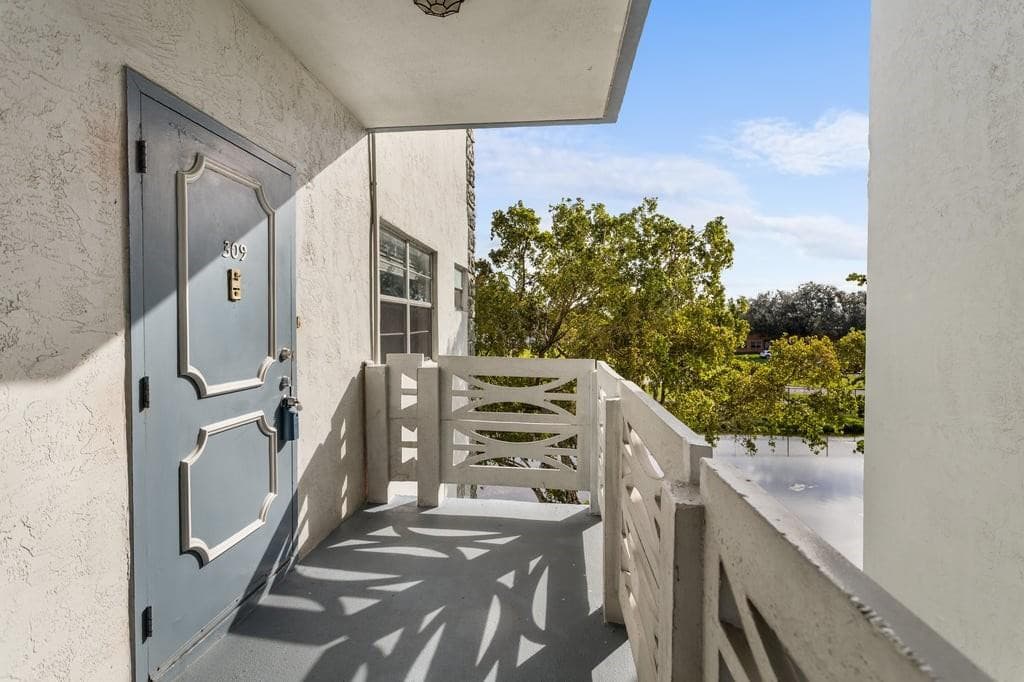 4090 NW 42nd Avenue 309, Lauderdale Lakes, FL 33319 — photo 3 of 27