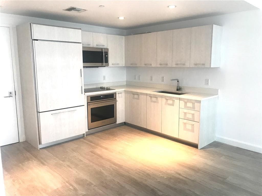 Condominium in Miami — photo 22 of 31
