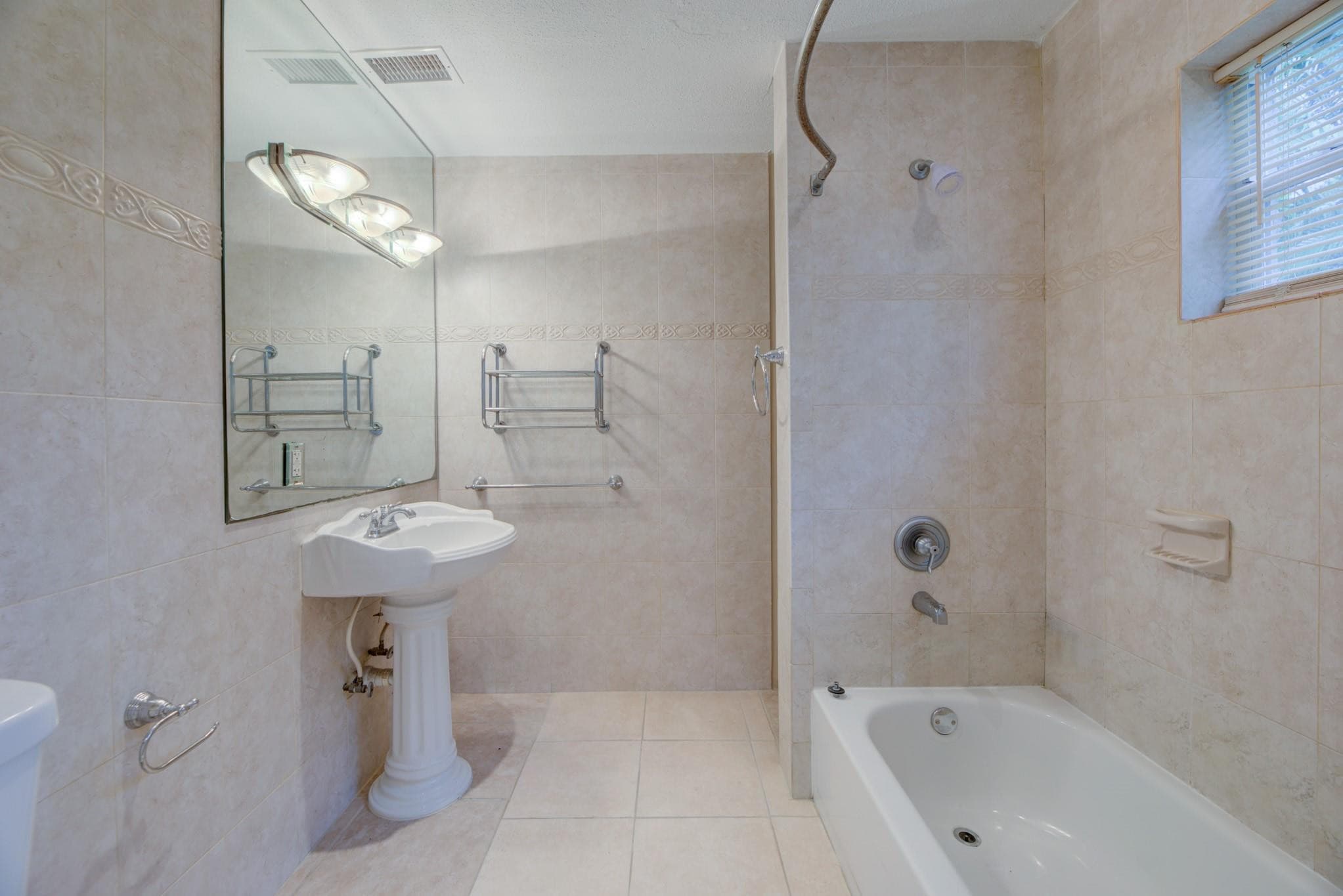 4500 NE 15th Avenue, Oakland Park, FL 33334 — photo 12 of 49