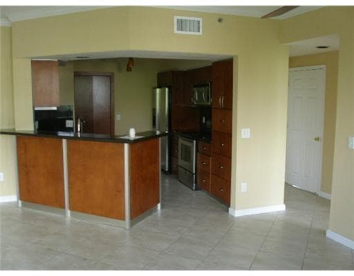 3215 NE 184th Street 14403, North Miami Beach, FL 33160 — photo 4 of 23