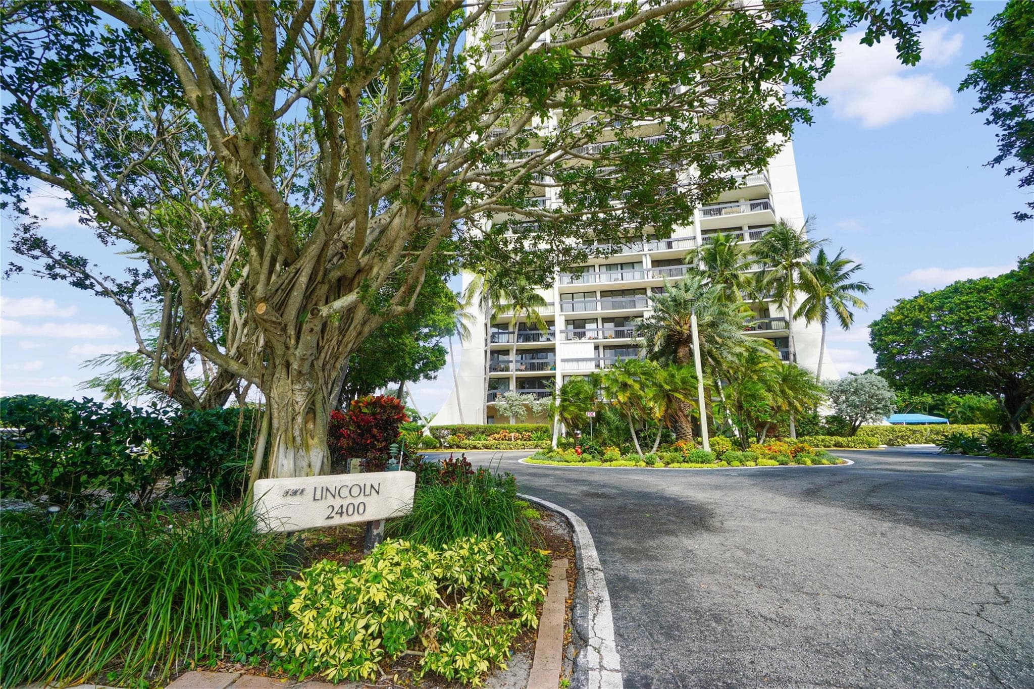 2400 Presidential Way 502, West Palm Beach, FL 33401 — photo 1 of 28