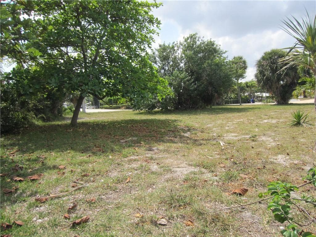 239 Hibiscus Avenue, Lauderdale-By-The-Sea, FL 33308 — photo 5 of 12