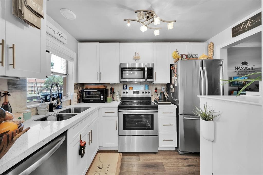 9281 Sunrise Lakes Boulevard 212, Sunrise, FL 33322 — photo 5 of 32