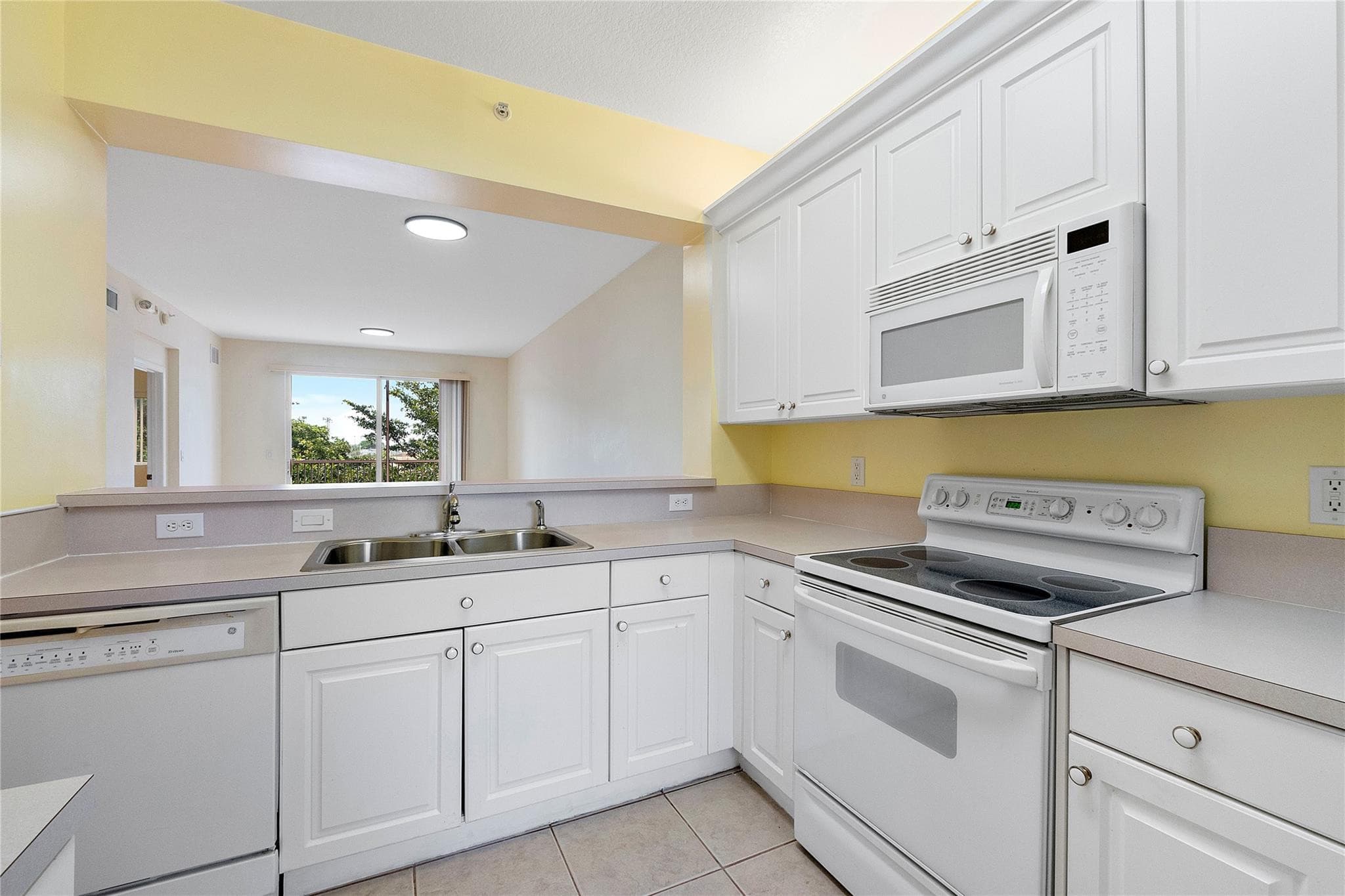 7765 Yardley Drive 403, Fort Lauderdale, FL 33321 — photo 4 of 15