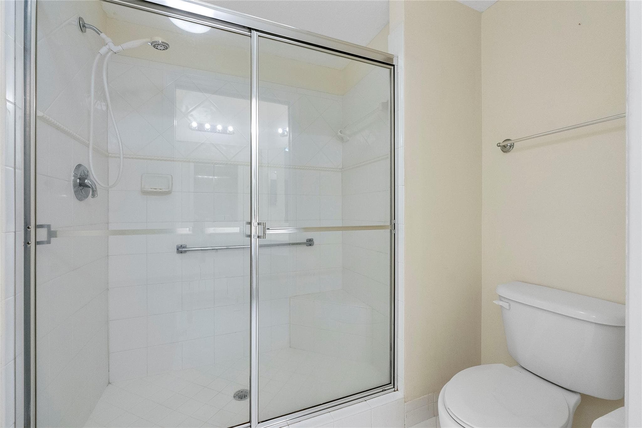 7765 Yardley Drive 403, Fort Lauderdale, FL 33321 — photo 12 of 15