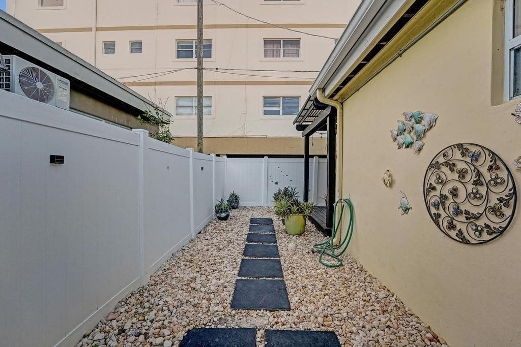 2000 Jackson Street, Hollywood, FL 33020 — photo 57 of 64